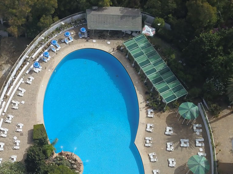 La piscine extérieure, où s'installe le Brasero