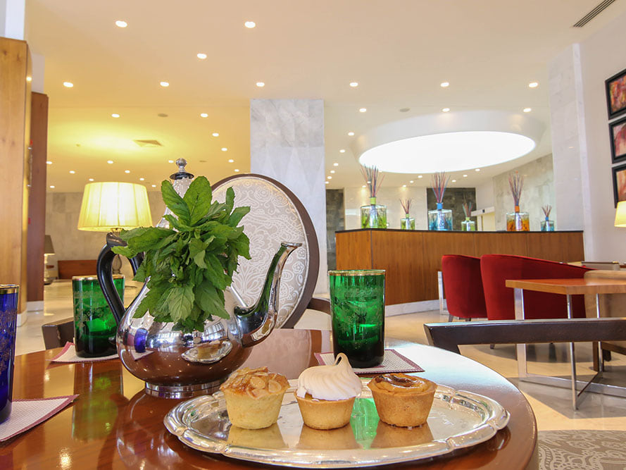 Service de thé au Foggara Tea