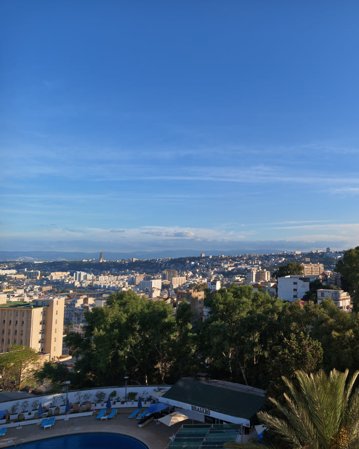 La piscine et la ville d'Alger depuis l'hôtel