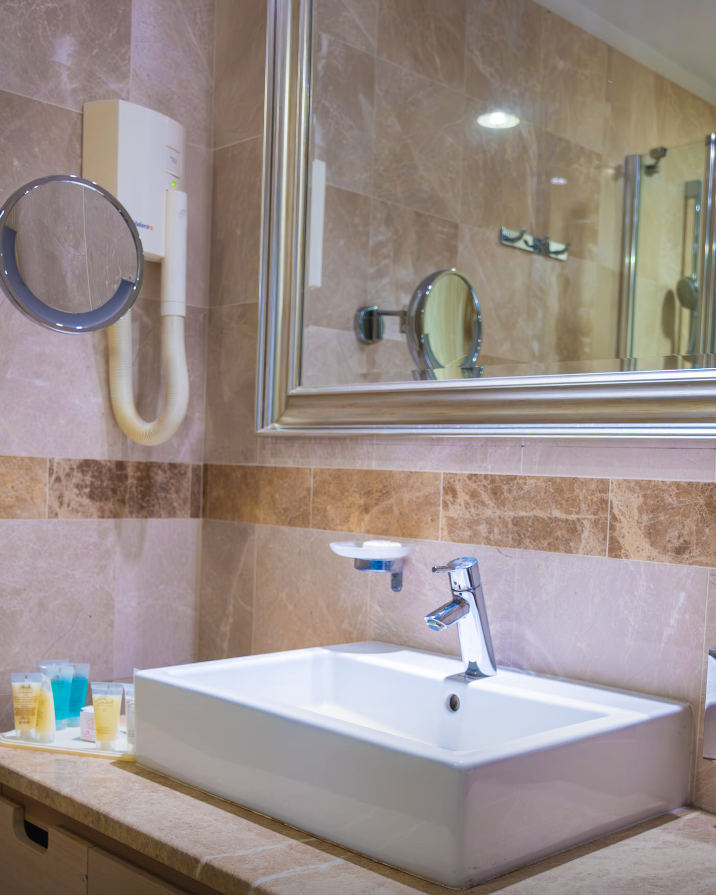 Une salle de bains en marbre