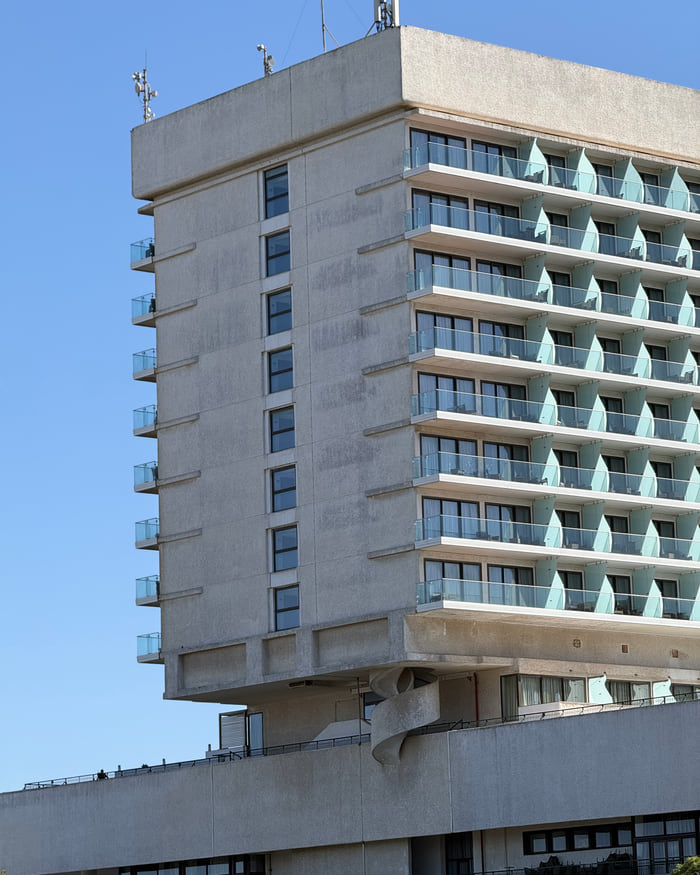 Les balcons de la façade de l'hôtel