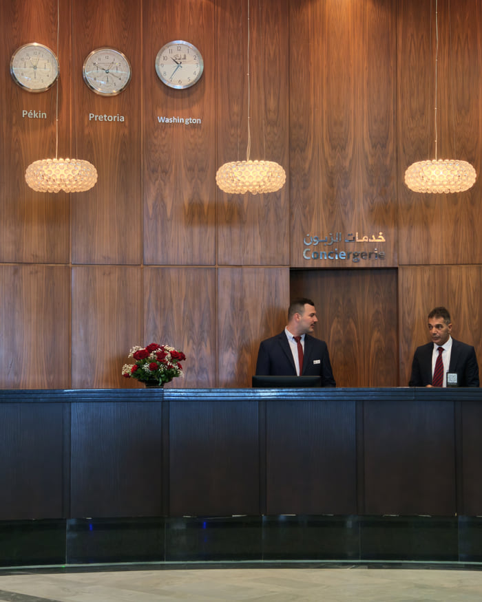 Les horloges des capitales dans le hall