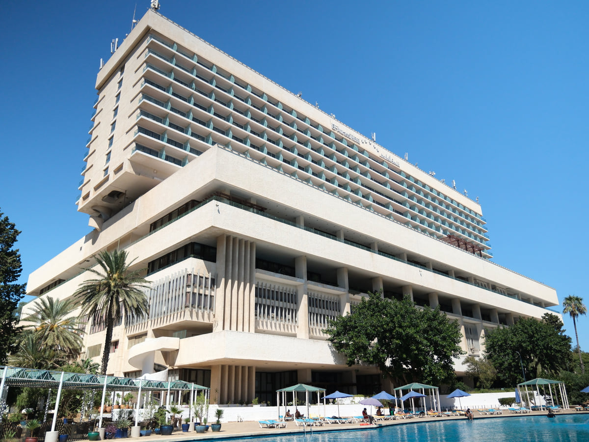 La piscine extérieure au pied de l'hôtel